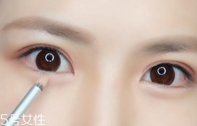 內(nèi)雙怎么畫眼影？使用啞光OR微珠光眼影