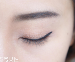 內(nèi)雙怎么畫眼影？使用啞光OR微珠光眼影