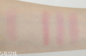 makeup revolution心形腮紅好用嗎？微閃蜜桃色彩