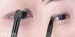眼皮腫適合什么眼影？選用啞光色避開珠光色