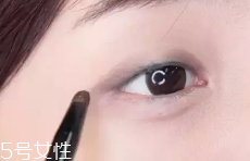 眼皮腫適合什么眼影？選用啞光色避開珠光色