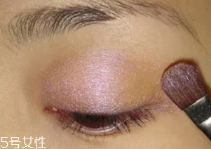 紫色眼影怎么畫好看？淡紫色超有女人味