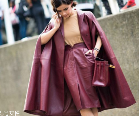 酒紅色衣服怎么搭配？女人味十足的冬日穿搭