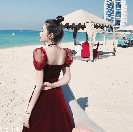 酒紅色衣服怎么搭配？女人味十足的冬日穿搭