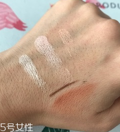makeup revolution心形腮紅好用嗎？微閃蜜桃色彩