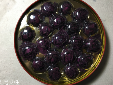 墨紅玫瑰和金邊玫瑰哪個好？墨紅玫瑰更勝一籌