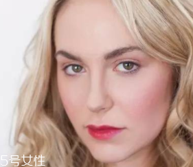 腮紅和口紅如何搭配？色彩不要太多