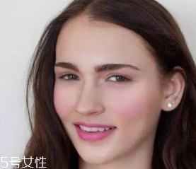 腮紅和口紅如何搭配？色彩不要太多