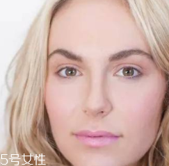 腮紅和口紅如何搭配？色彩不要太多