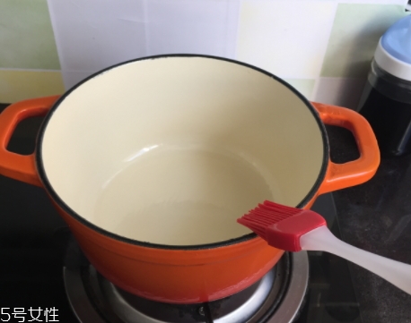 琺瑯鍋和玻璃鍋哪個(gè)好？附上用琺瑯鍋燒菜過程