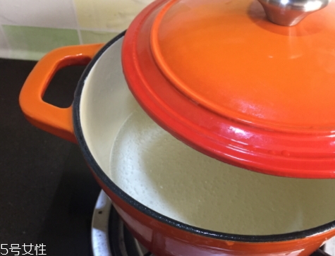 琺瑯鍋和玻璃鍋哪個(gè)好？附上用琺瑯鍋燒菜過程