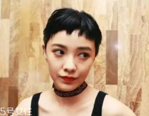 方形臉適合什么發(fā)型？卷曲長(zhǎng)發(fā)柔和臉部輪廓