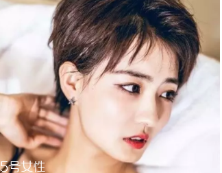 方形臉適合什么發(fā)型？卷曲長(zhǎng)發(fā)柔和臉部輪廓
