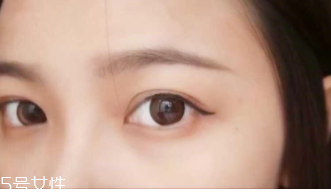 眼線畫歪了怎么辦？干脆暈成煙熏妝