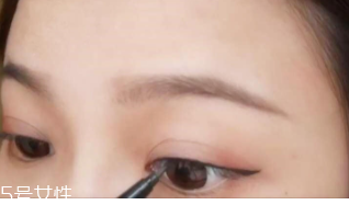 眼線畫歪了怎么辦？干脆暈成煙熏妝