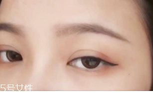 眼線畫歪了怎么辦？干脆暈成煙熏妝
