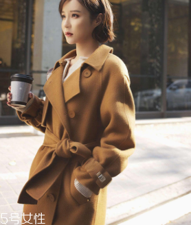 白領(lǐng)女性赴約穿什么好？長(zhǎng)款氣質(zhì)大衣有格調(diào)和氣質(zhì)