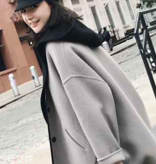 白領(lǐng)女性赴約穿什么好？長(zhǎng)款氣質(zhì)大衣有格調(diào)和氣質(zhì)