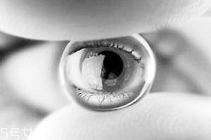 怎么確定隱形眼鏡掉了？蒙著一邊眼睛測視力