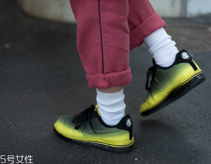 運(yùn)動鞋不跟腳怎么辦？找準(zhǔn)原因?qū)ΠY下藥