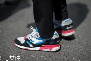 運(yùn)動鞋不防滑怎么辦？一盒創(chuàng)可貼就能解決