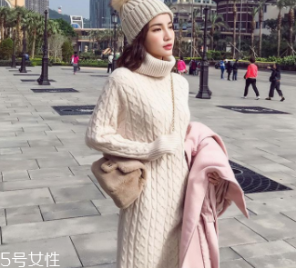 長款毛衣怎么搭配外套？六款毛衣連衣裙怎么搭都好看
