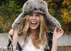 戴什么帽子顯臉?。繉掗苊弊屇樋雌饋硇?></p><p>爵士帽：爵士帽寬大的帽檐給人帶來中性風(fēng)，不過在選擇爵士帽的時候切記不要選擇帽檐過寬的，因為不但會顯得過于夸張，而且冬天的風(fēng)一吹，帽子很容易就被掀起來，場面很是尷尬。</p><p style=