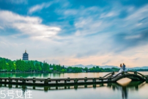 2018春節(jié)去杭州旅游帶什么防曬？防曬噴霧最方便