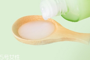 爽膚水可以涂在眼睛周?chē)鷨?？小心長(zhǎng)出脂肪粒