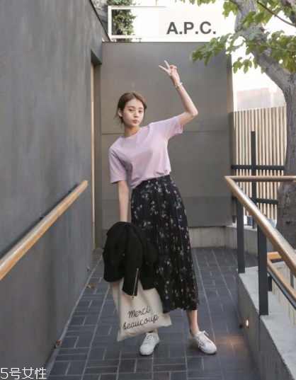 碎花長裙搭配什么上衣？復(fù)古或優(yōu)雅隨意切換
