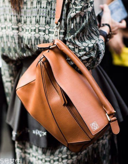 loewe是幾線品牌？時尚界的it bag