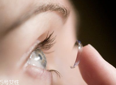美瞳一天戴多長時間？美瞳的正確佩戴方法