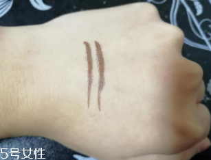 kiss me眼線筆怎么卸？卸妝水直接擦拭即可