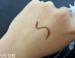kiss me眼線筆怎么卸？卸妝水直接擦拭即可