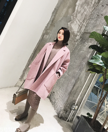 粉色外套怎么搭配？粉嫩少女系穿搭