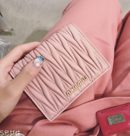 miumiu是什么旗下的？明星偏偏鐘愛(ài)它