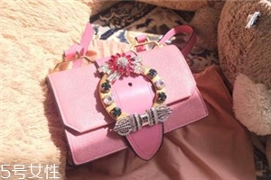 miumiu是什么旗下的？明星偏偏鐘愛(ài)它