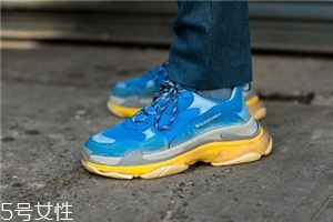 運(yùn)動(dòng)鞋里面磨破怎么辦？找有經(jīng)驗(yàn)的鞋匠修補(bǔ)