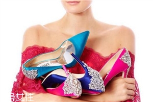 badgley mischka鞋子偏大嗎？時(shí)尚與奢華并存的紅毯戰(zhàn)靴