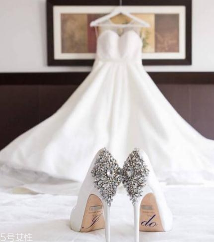 badgley mischka鞋子偏大嗎？時(shí)尚與奢華并存的紅毯戰(zhàn)靴