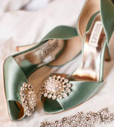 badgley mischka鞋子偏大嗎？時(shí)尚與奢華并存的紅毯戰(zhàn)靴