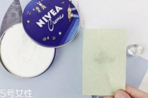 妮維雅小藍罐很油嗎？清爽不油膩