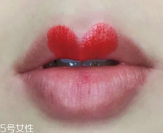絲絨口紅和啞光哪個好？正式場合用啞光