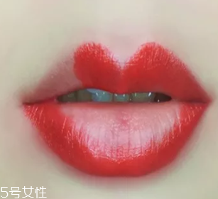 絲絨口紅和啞光哪個好？正式場合用啞光