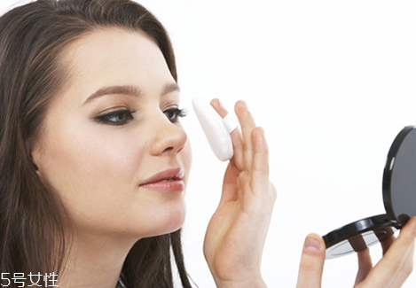 粉餅可以代替粉底液用嗎 粉餅結塊的解決辦法 粉餅可以代替粉底液用嗎 粉餅結塊的解決辦法