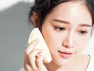粉底液怎么涂不浮粉？指腹按壓避免脫妝