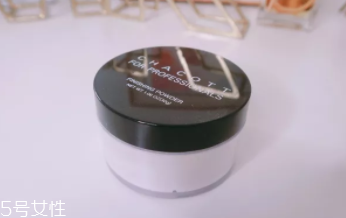 蜜粉能用在嘴唇上嗎？打造啞光唇妝