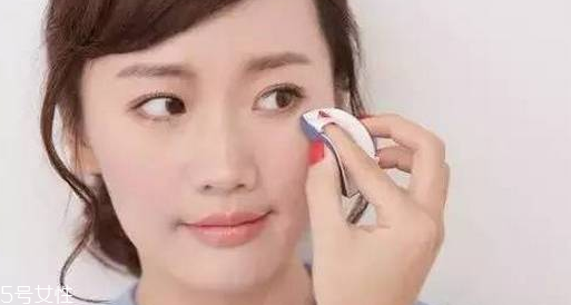 氣墊卡粉浮粉怎么辦？上妝方式換一換