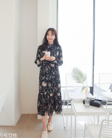 碎花連衣裙搭配什么鞋子？玩轉(zhuǎn)復(fù)古甜美