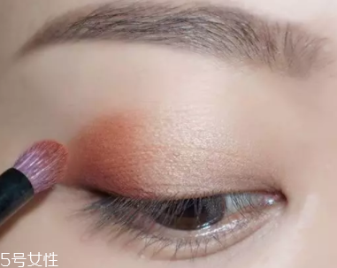 棕色眼影怎么畫好看？作為最后的暈染色